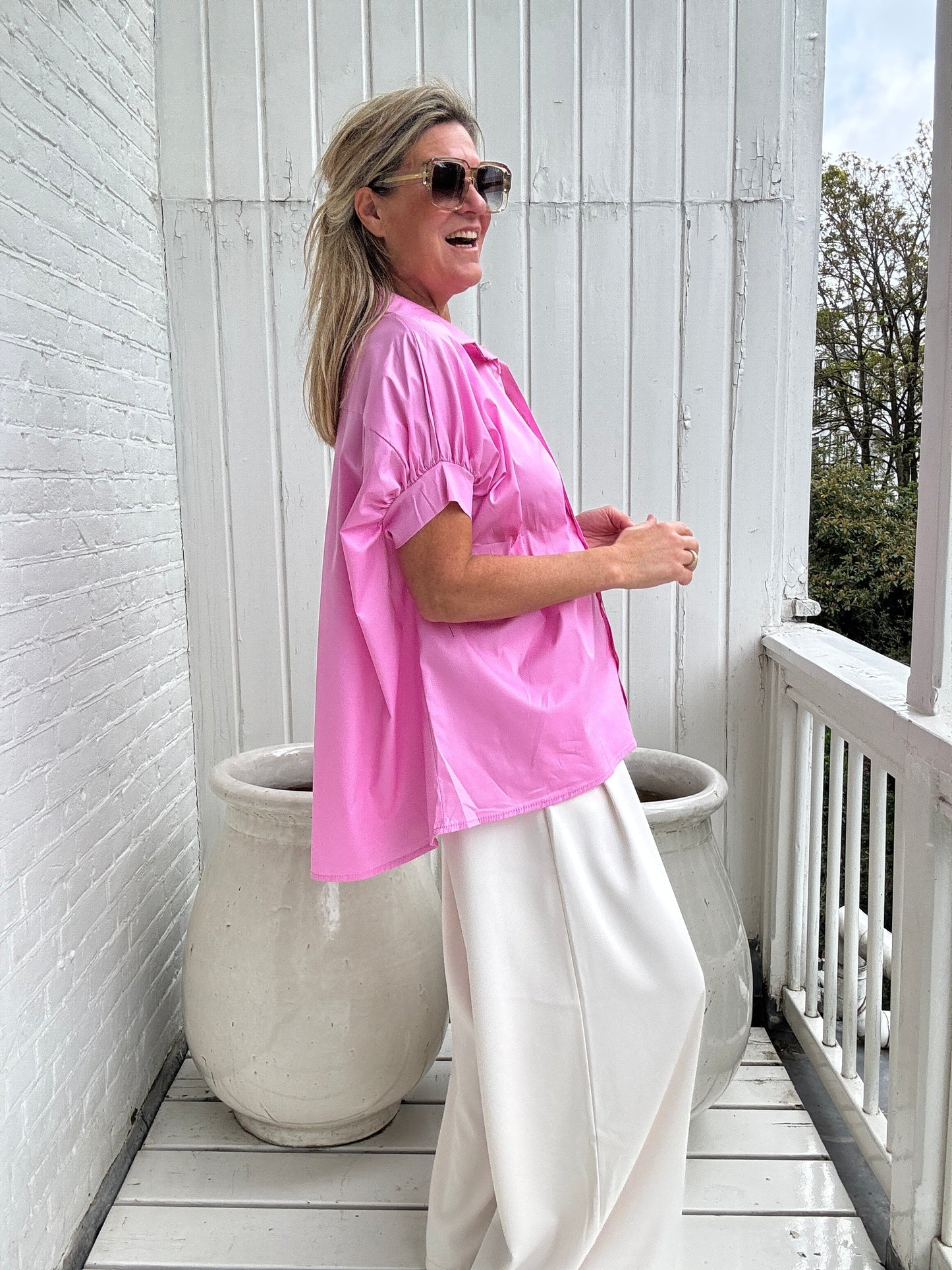 Claire | Locker geschnittene Kurzarm-Bluse mit klassischem Hemdkragen