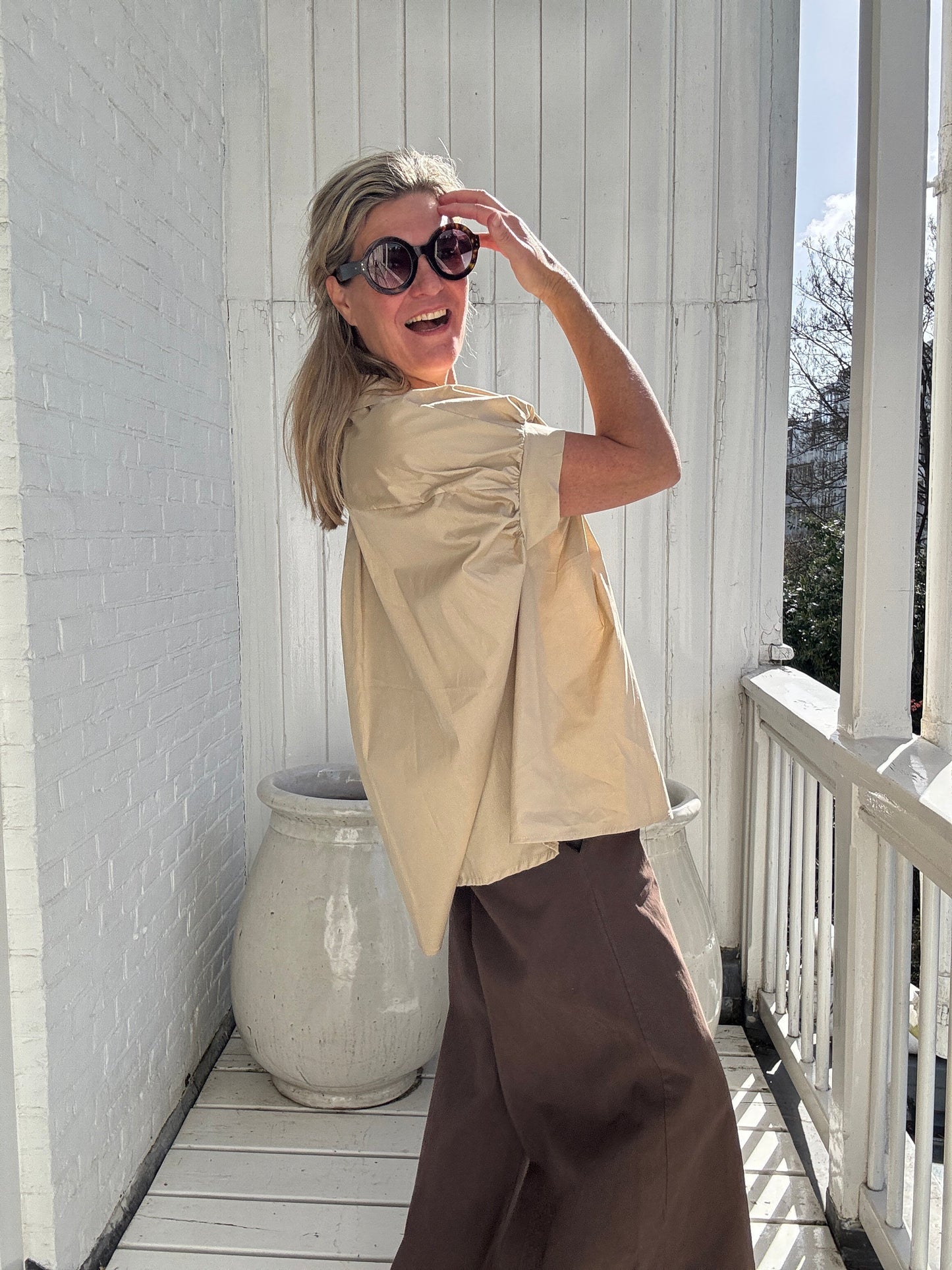 Claire | Locker geschnittene Kurzarm-Bluse mit klassischem Hemdkragen