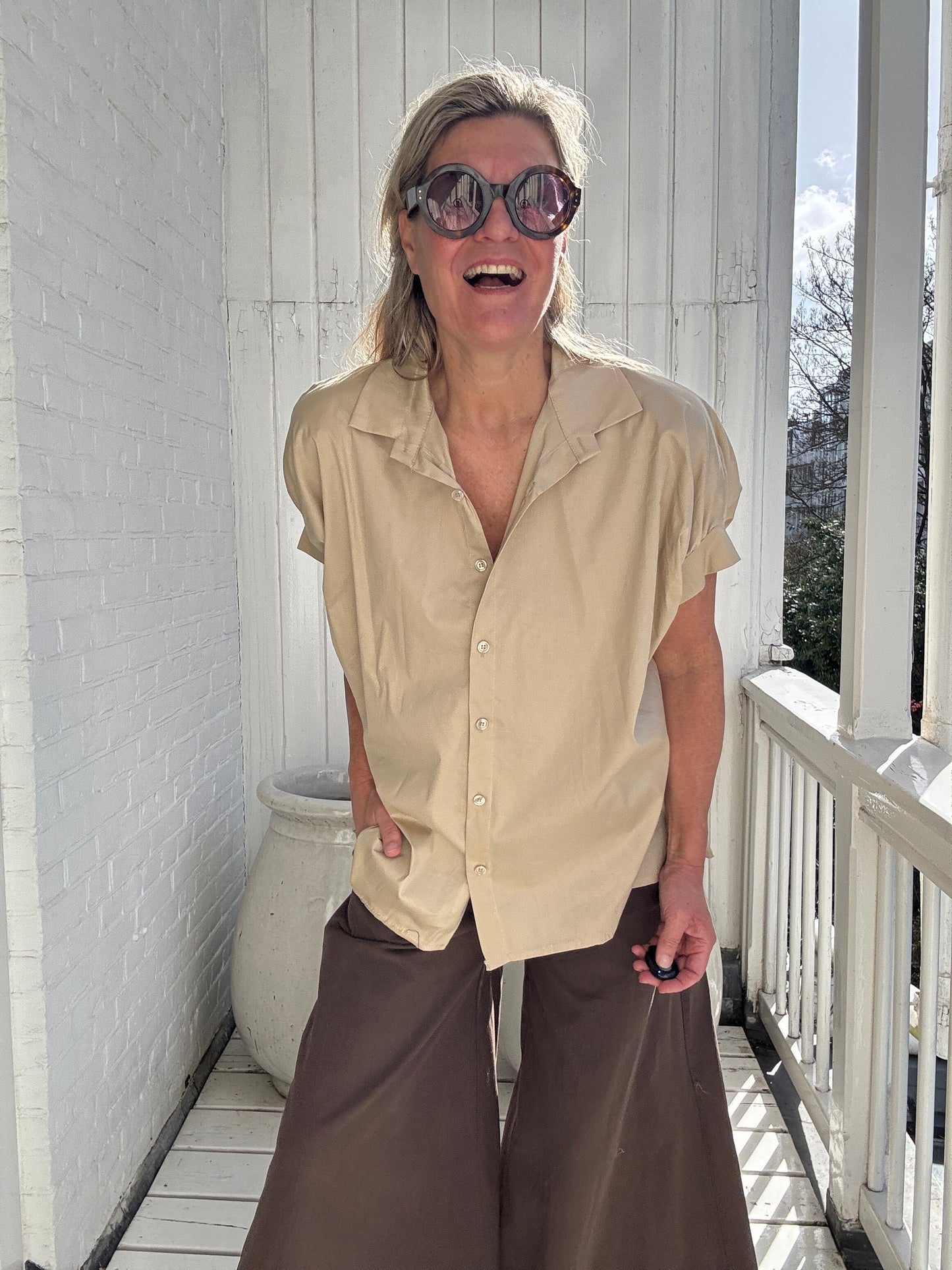 Claire | Locker geschnittene Kurzarm-Bluse mit klassischem Hemdkragen