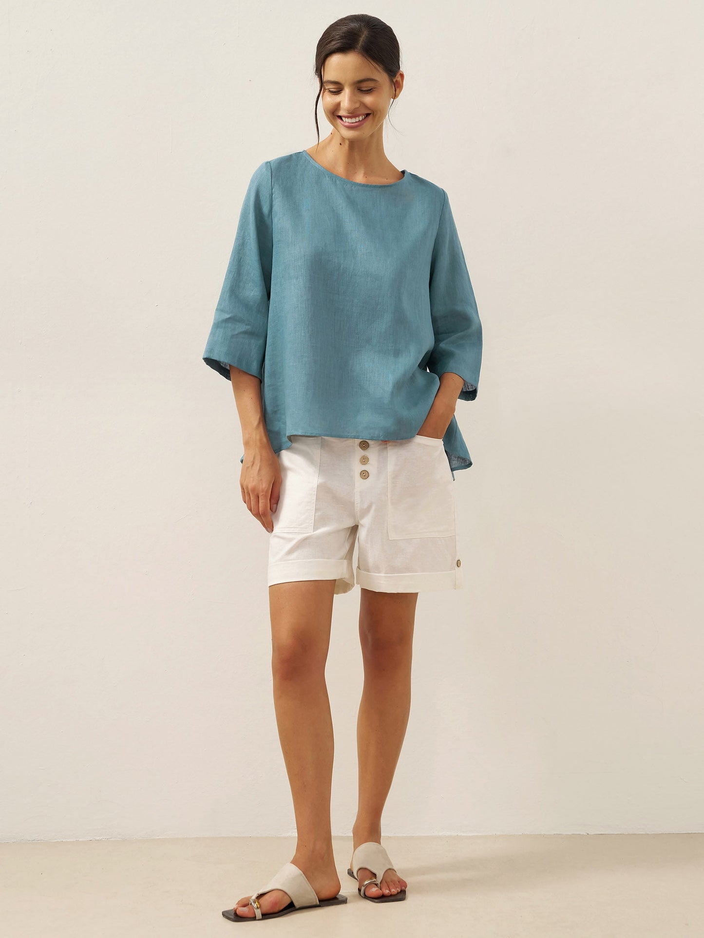 Evelyn | bequemes Leinen-Top mit asymmetrischem Saum und Rundhals