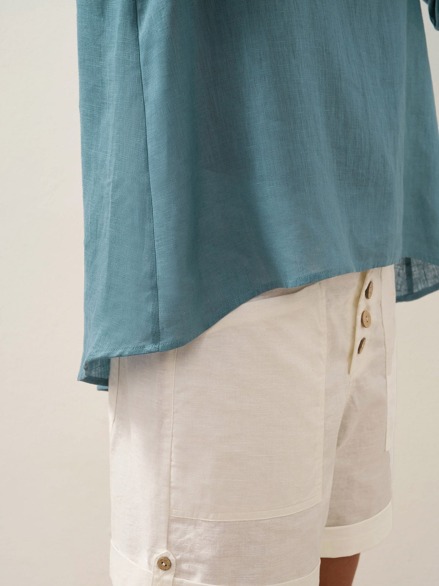 Evelyn | bequemes Leinen-Top mit asymmetrischem Saum und Rundhals