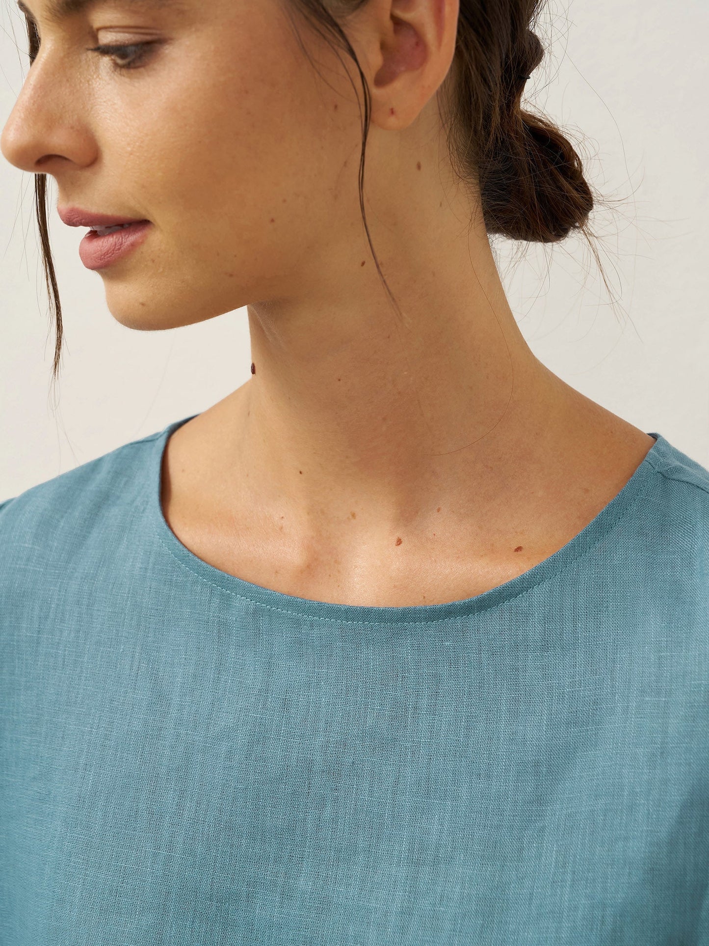 Evelyn | bequemes Leinen-Top mit asymmetrischem Saum und Rundhals