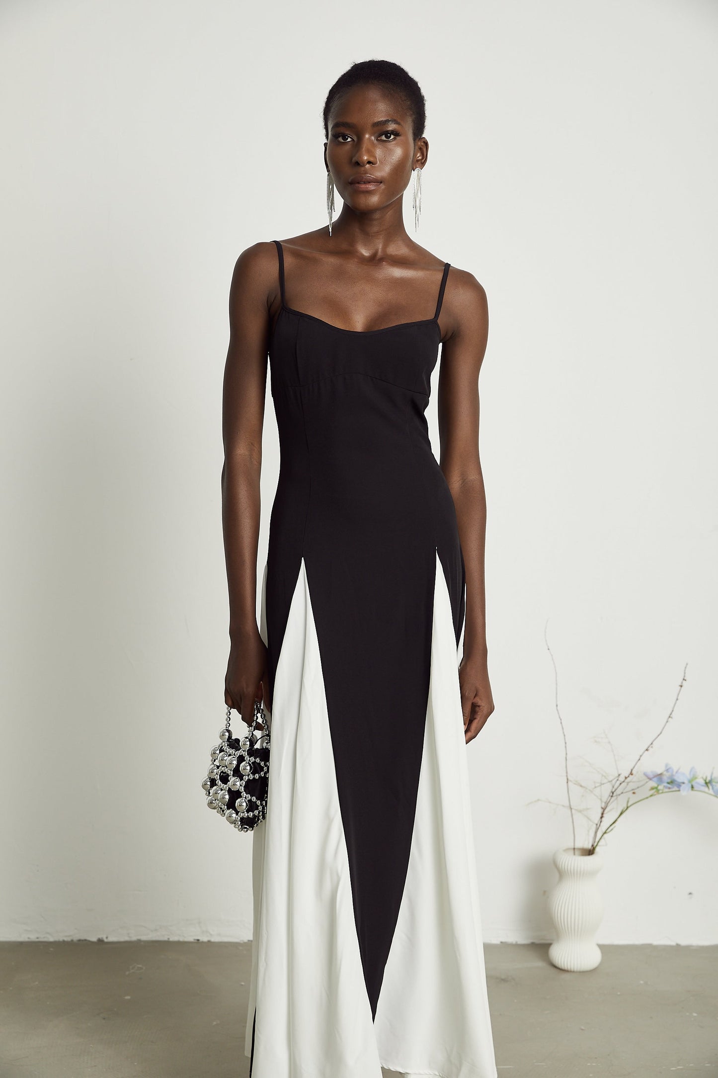 Roisin | Kontrastfarbenes plissiertes Maxikleid