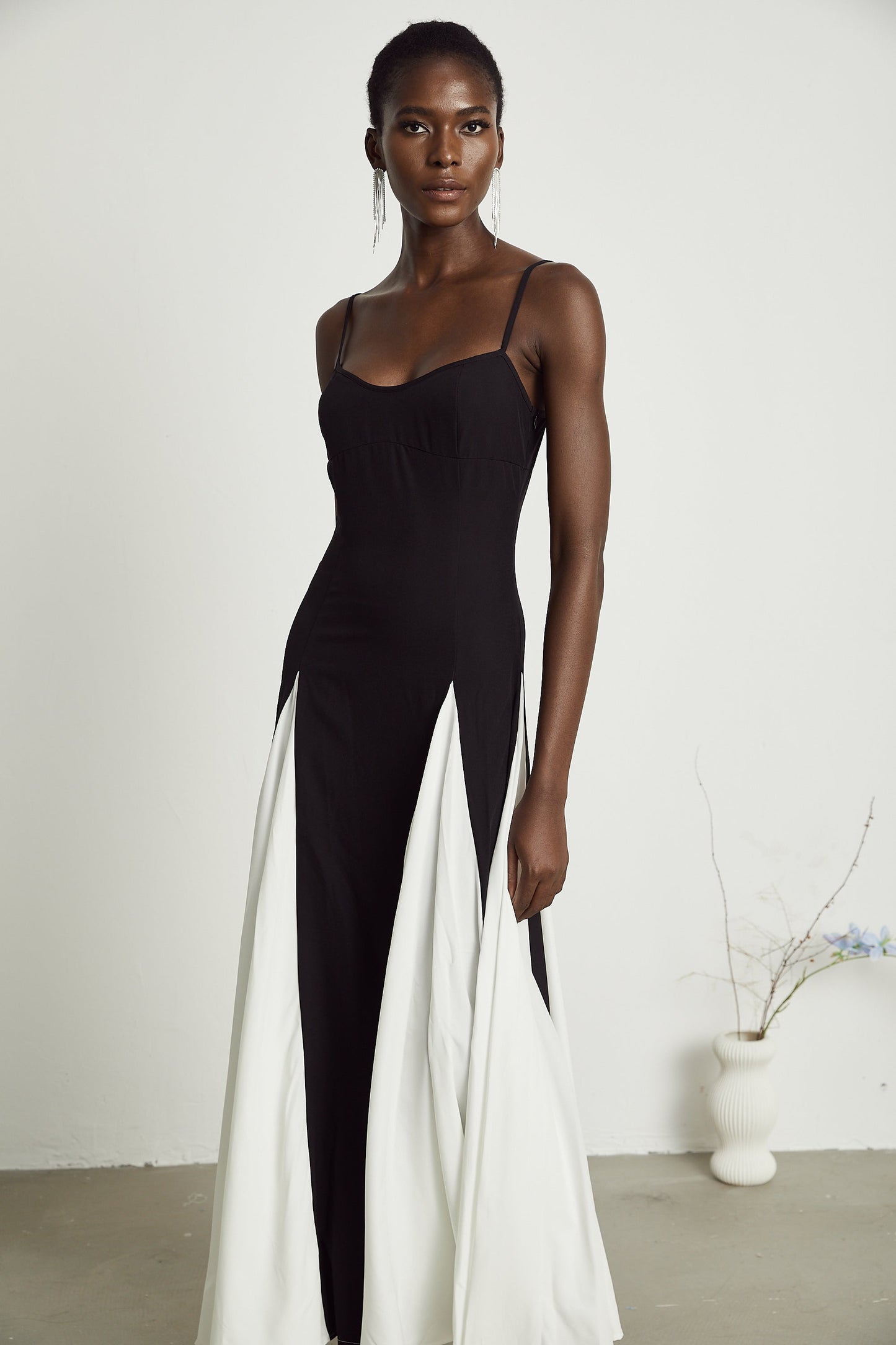 Roisin | Kontrastfarbenes plissiertes Maxikleid