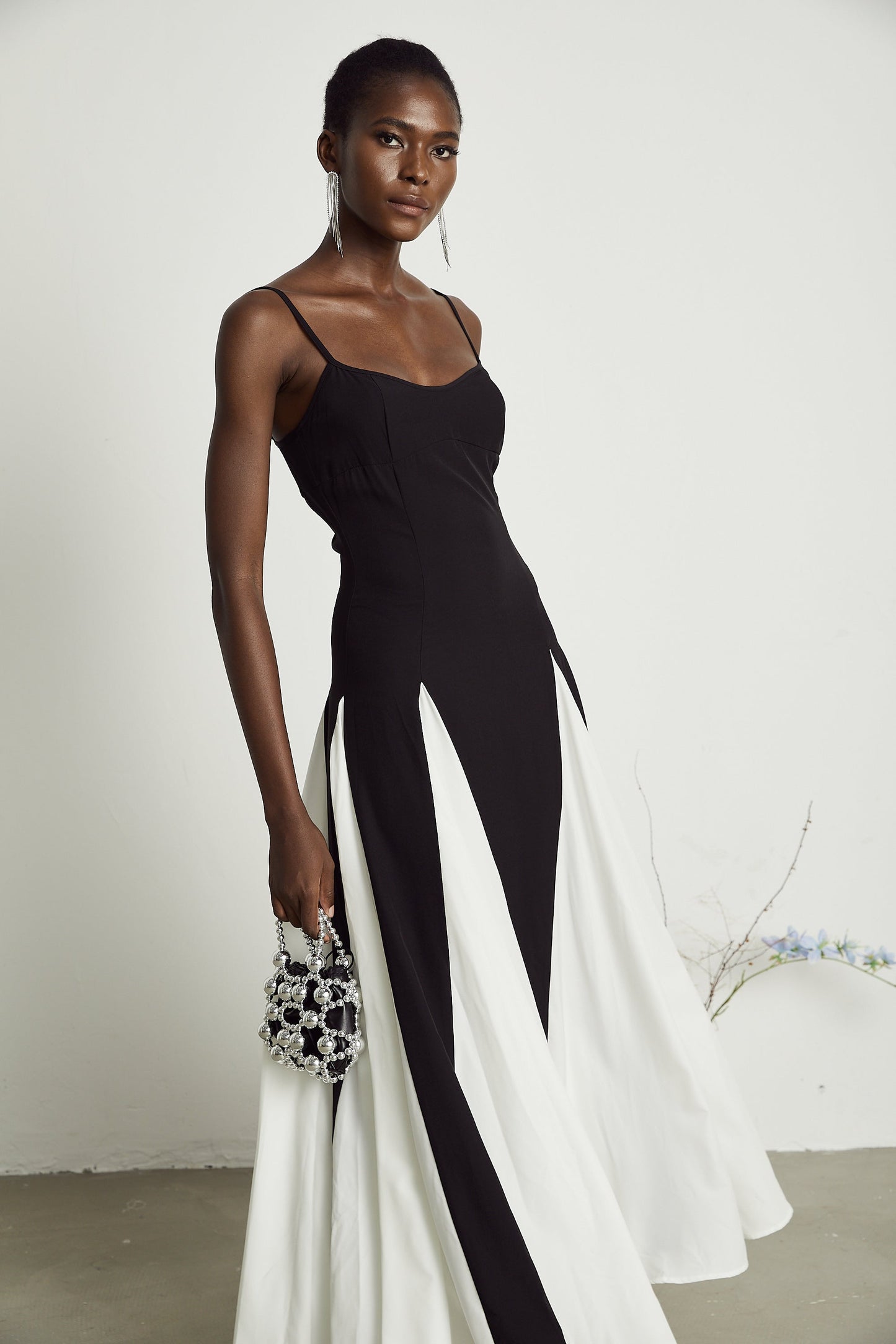 Roisin | Kontrastfarbenes plissiertes Maxikleid