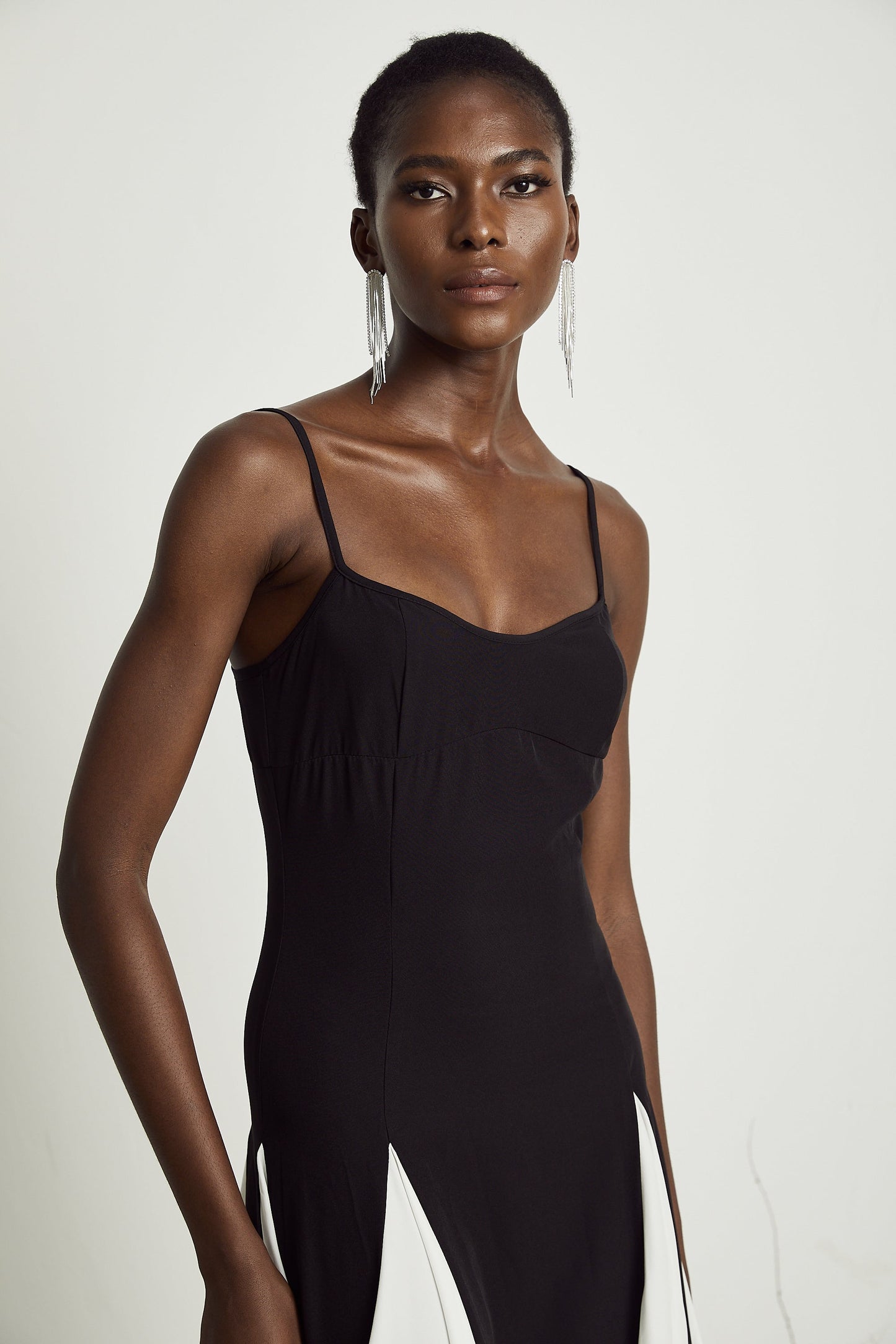 Roisin | Kontrastfarbenes plissiertes Maxikleid