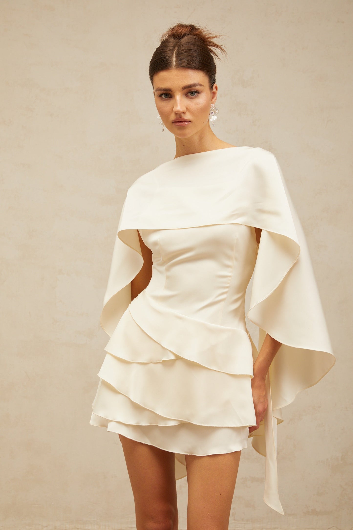 Skyla | schickes Satin-Kleid mit verspielten Rüschen