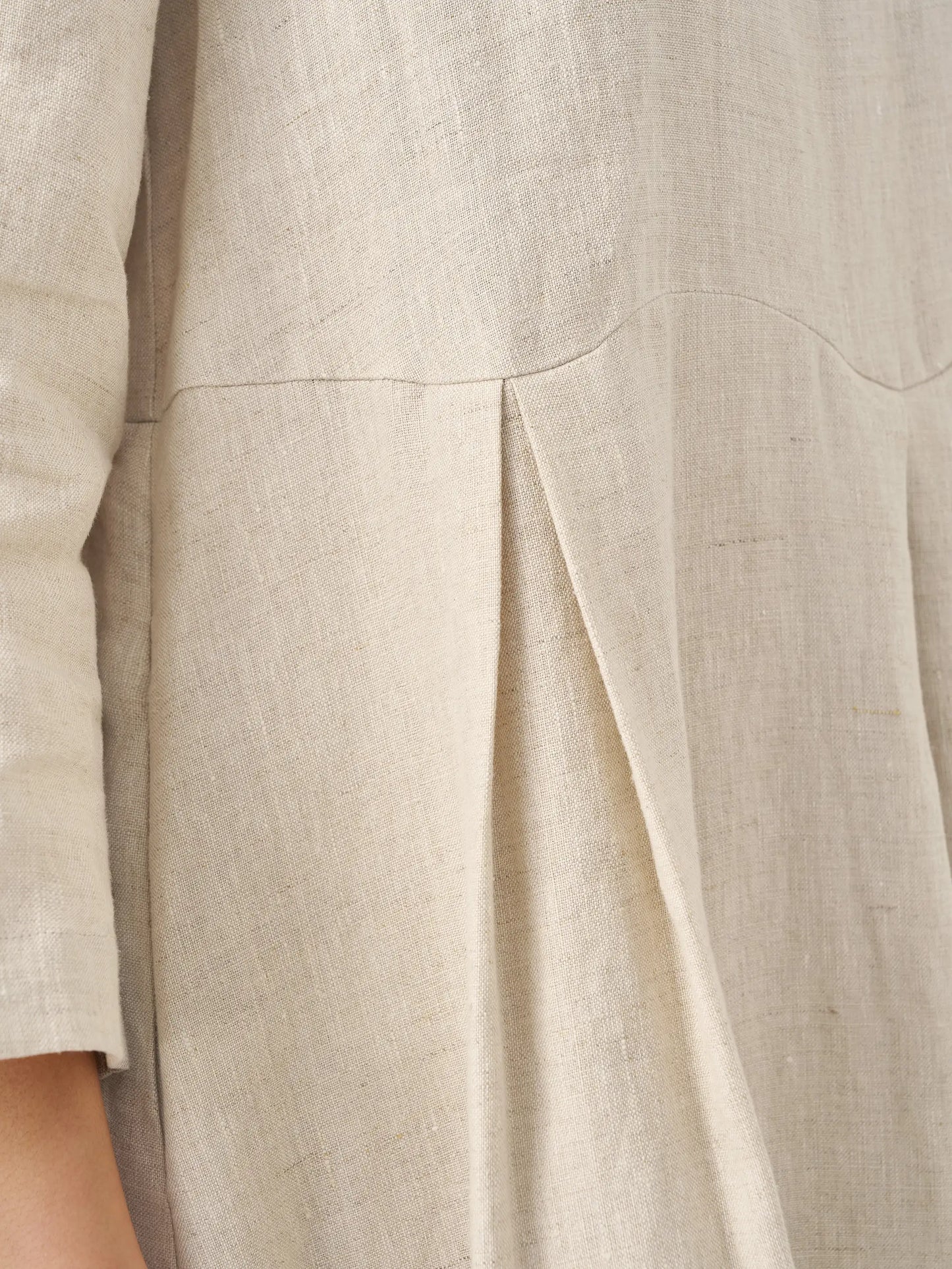 Ava | modisches Maxikleid aus Leinen mit tiefem Dekolleté und Falten