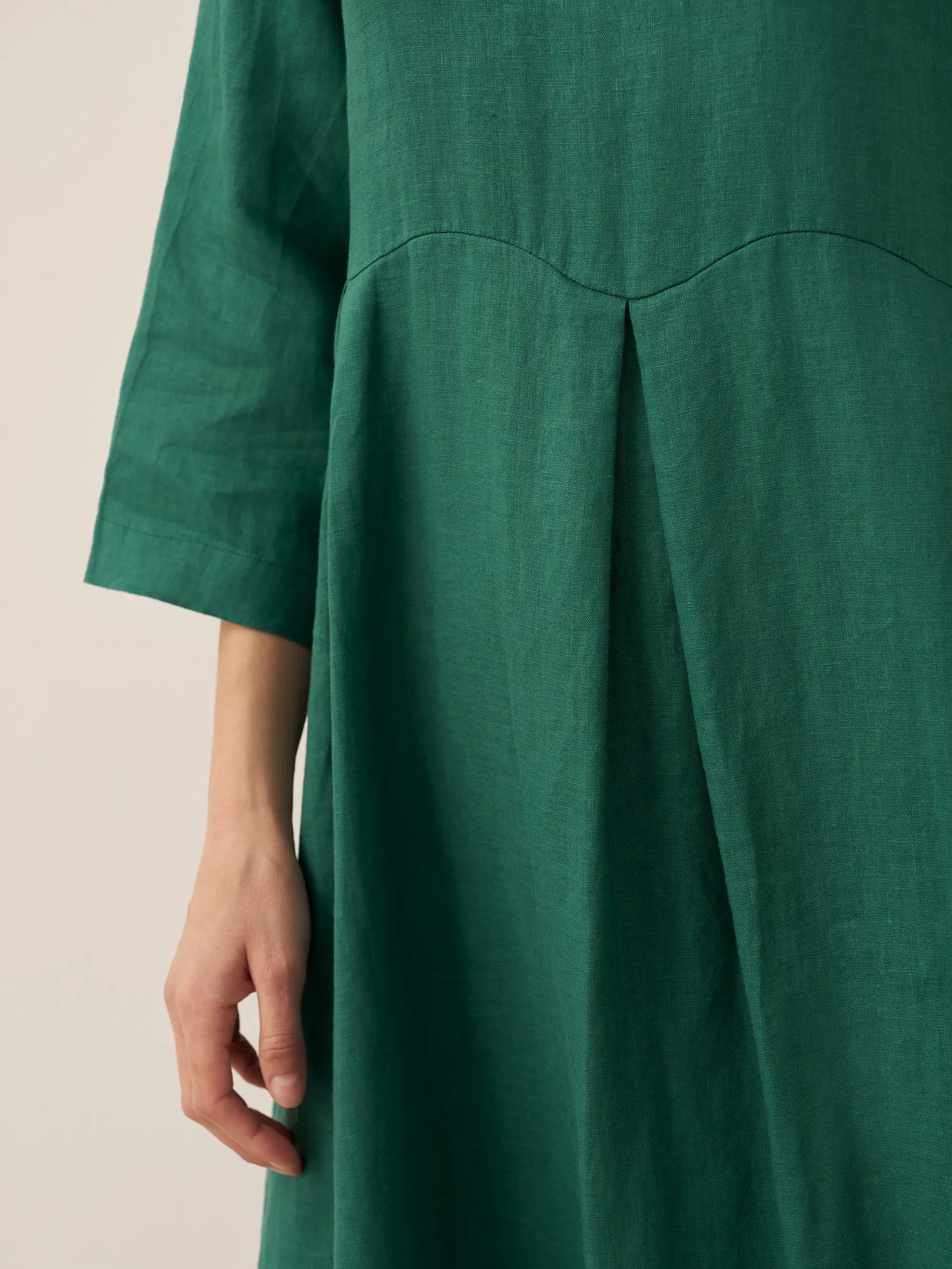 Ava | modisches Maxikleid aus Leinen mit tiefem Dekolleté und Falten