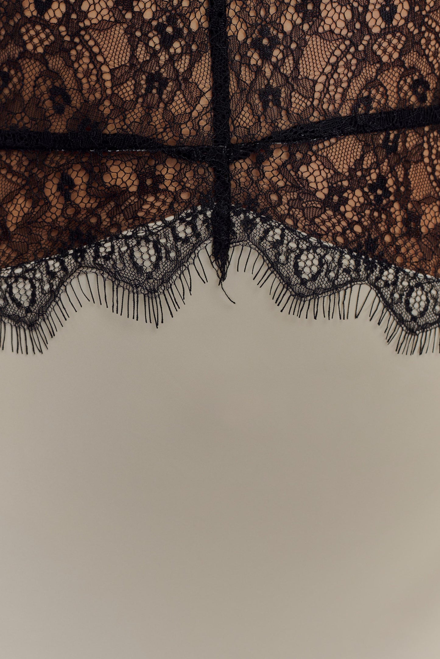 Cara | Spitzen- und Luxus-Halterkleid