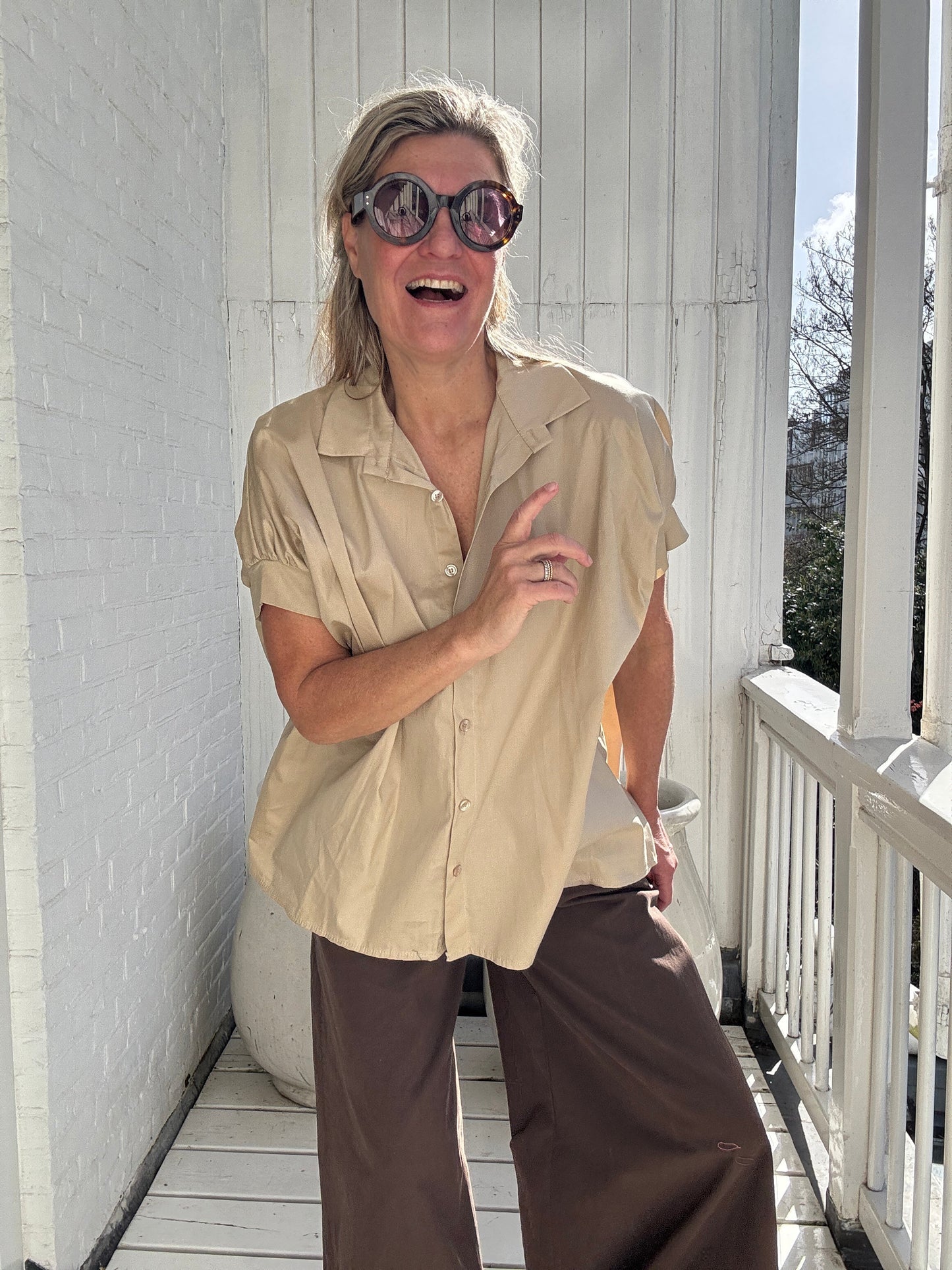 Claire | Locker geschnittene Kurzarm-Bluse mit klassischem Hemdkragen