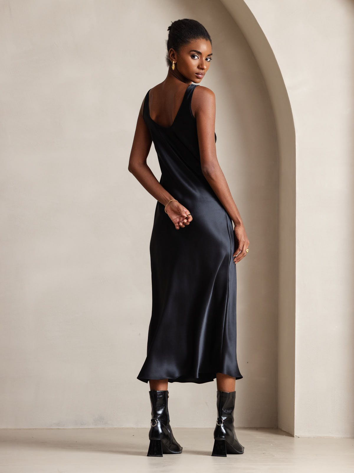 Aliya | langes ärmelloses Kleid aus reiner Seide