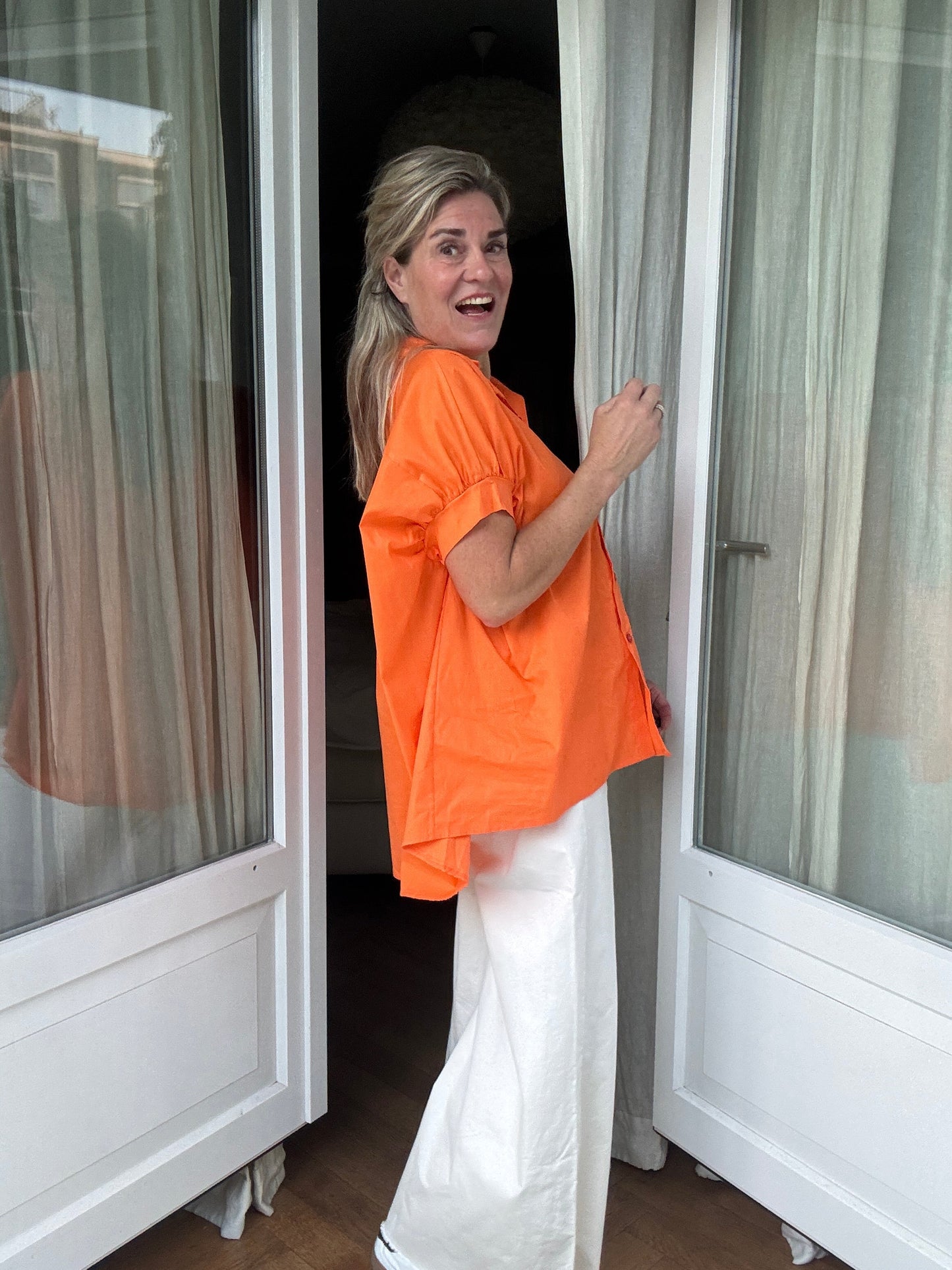 Claire | Locker geschnittene Kurzarm-Bluse mit klassischem Hemdkragen