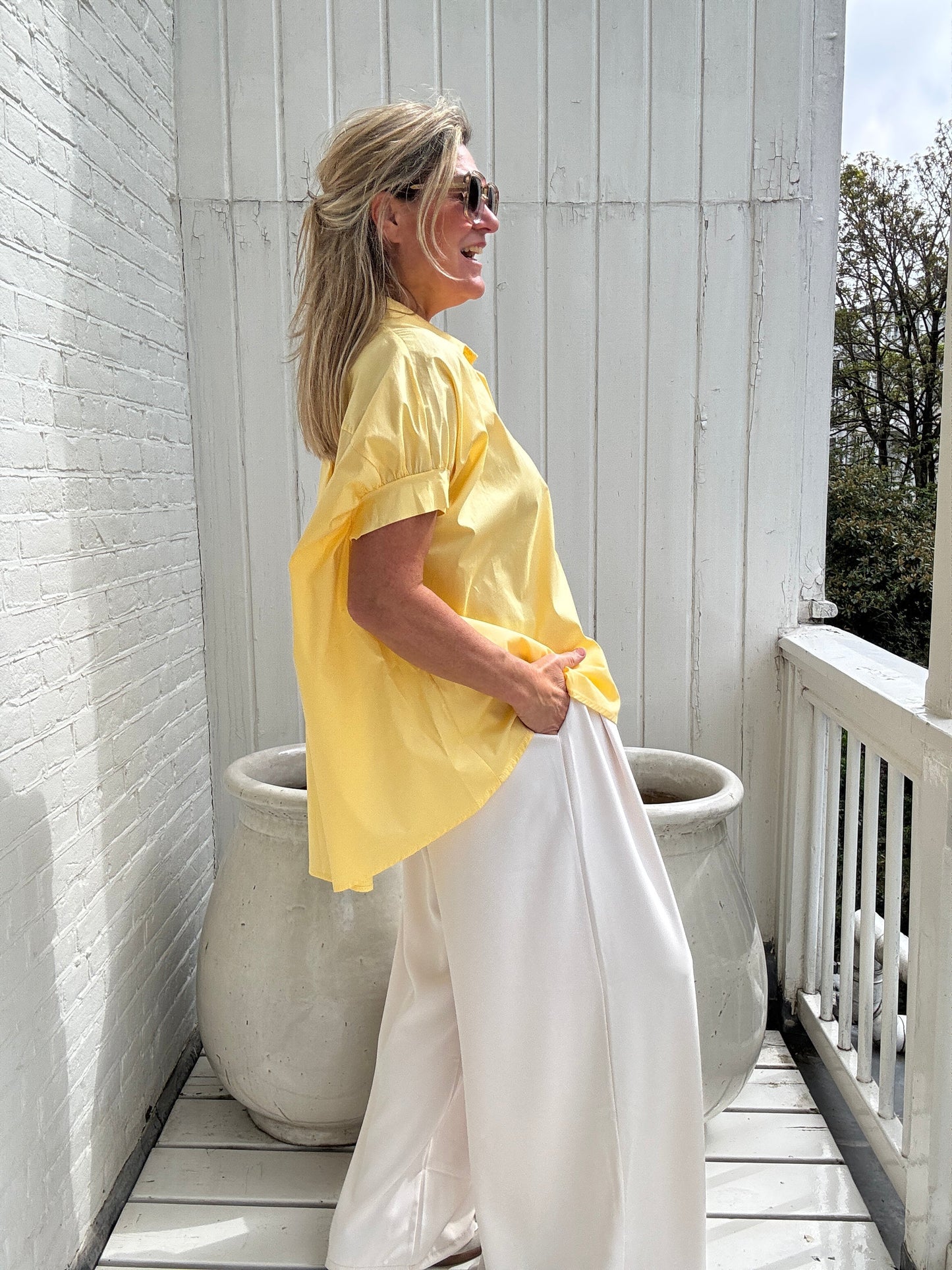 Claire | Locker geschnittene Kurzarm-Bluse mit klassischem Hemdkragen