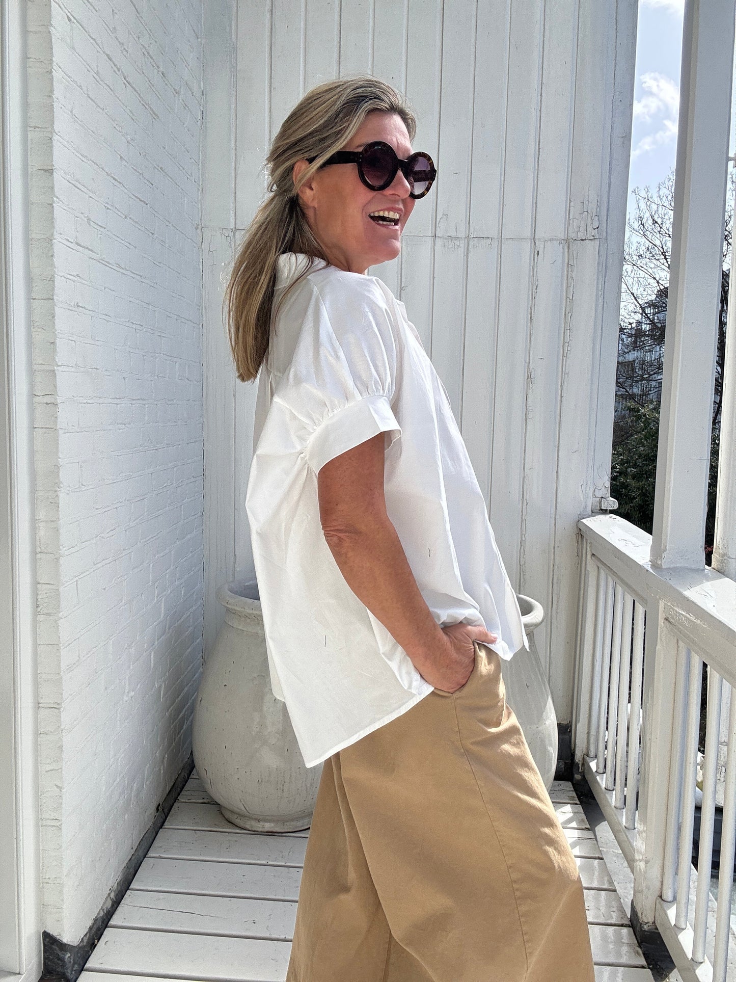 Claire | Locker geschnittene Kurzarm-Bluse mit klassischem Hemdkragen