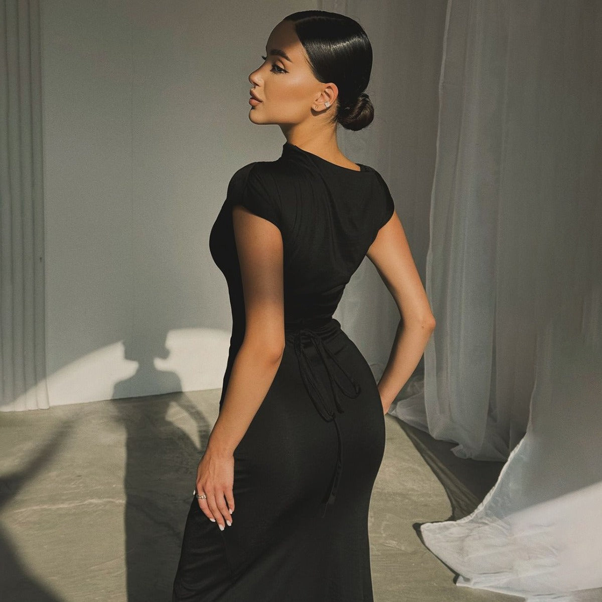 Averie™ | Leichtes Plisseekleid mit Kurzarm & Schnürung