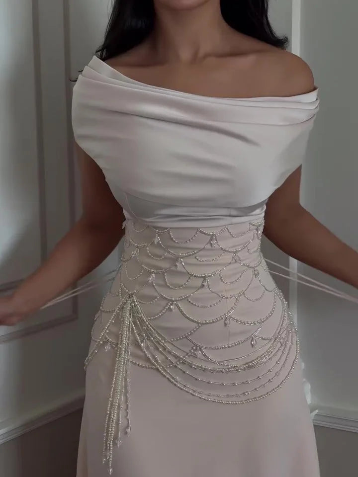 Lia | Schulterfreies Kleid mit Perlendetails