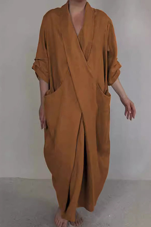 Aiya | Elegantes minimalistisches Kleid mit Tasche und V-Ausschnitt