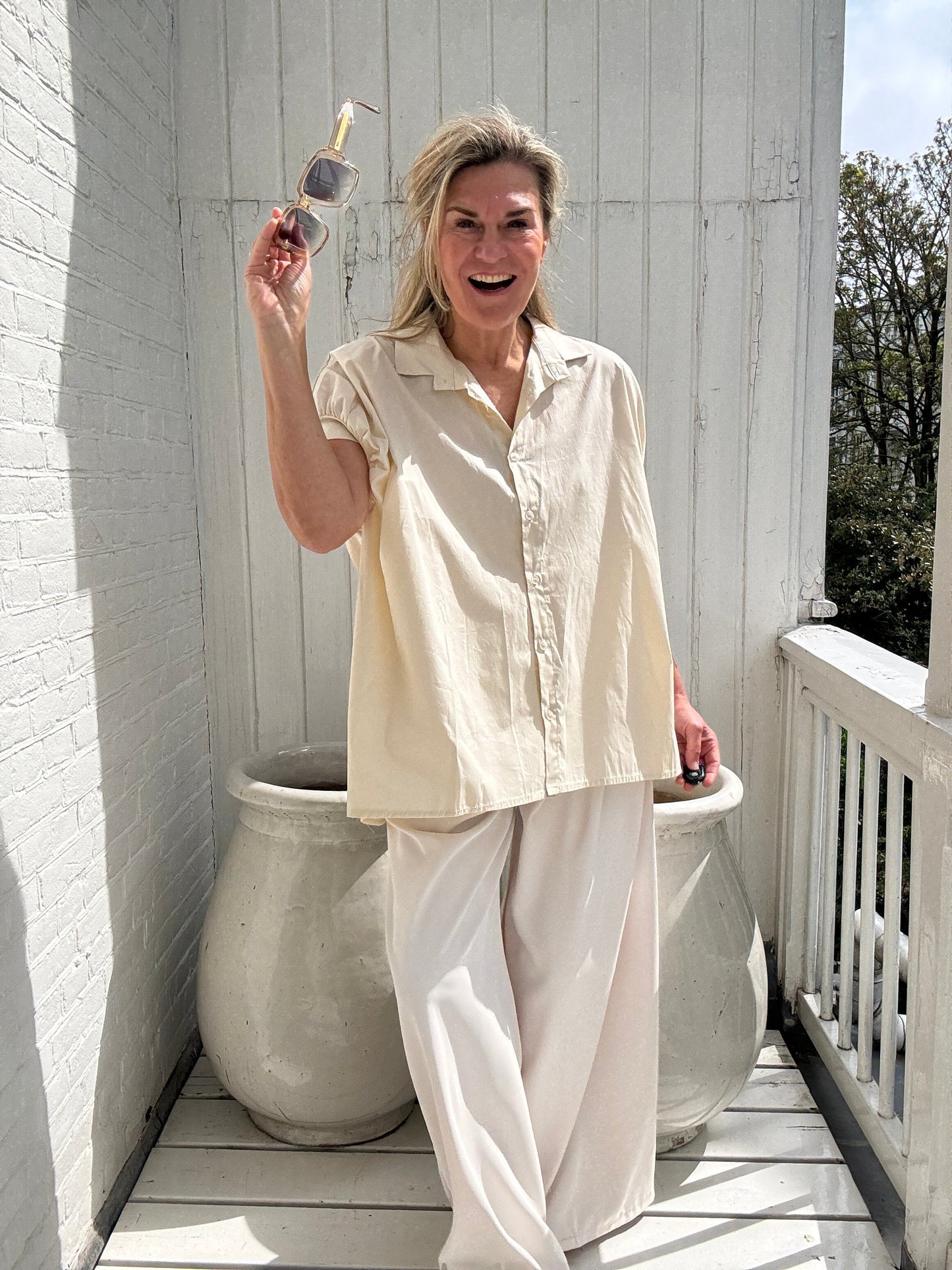 Claire | Locker geschnittene Kurzarm-Bluse mit klassischem Hemdkragen