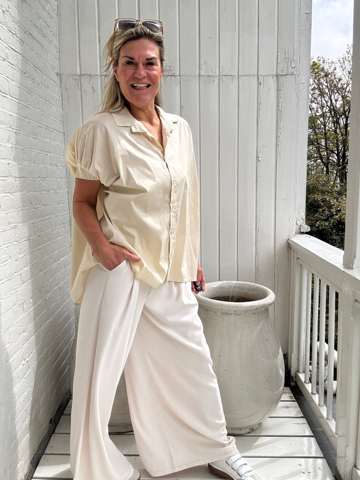 Claire | Locker geschnittene Kurzarm-Bluse mit klassischem Hemdkragen