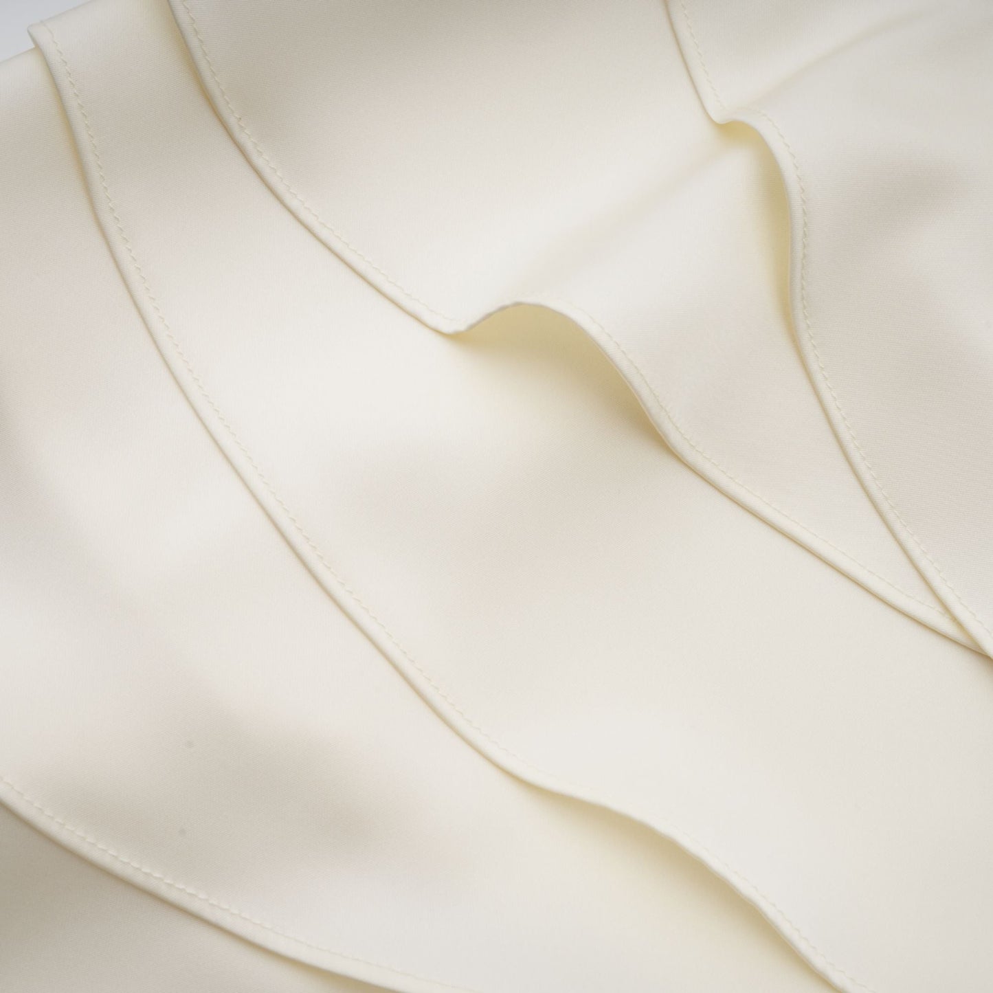 Skyla | schickes Satin-Kleid mit verspielten Rüschen