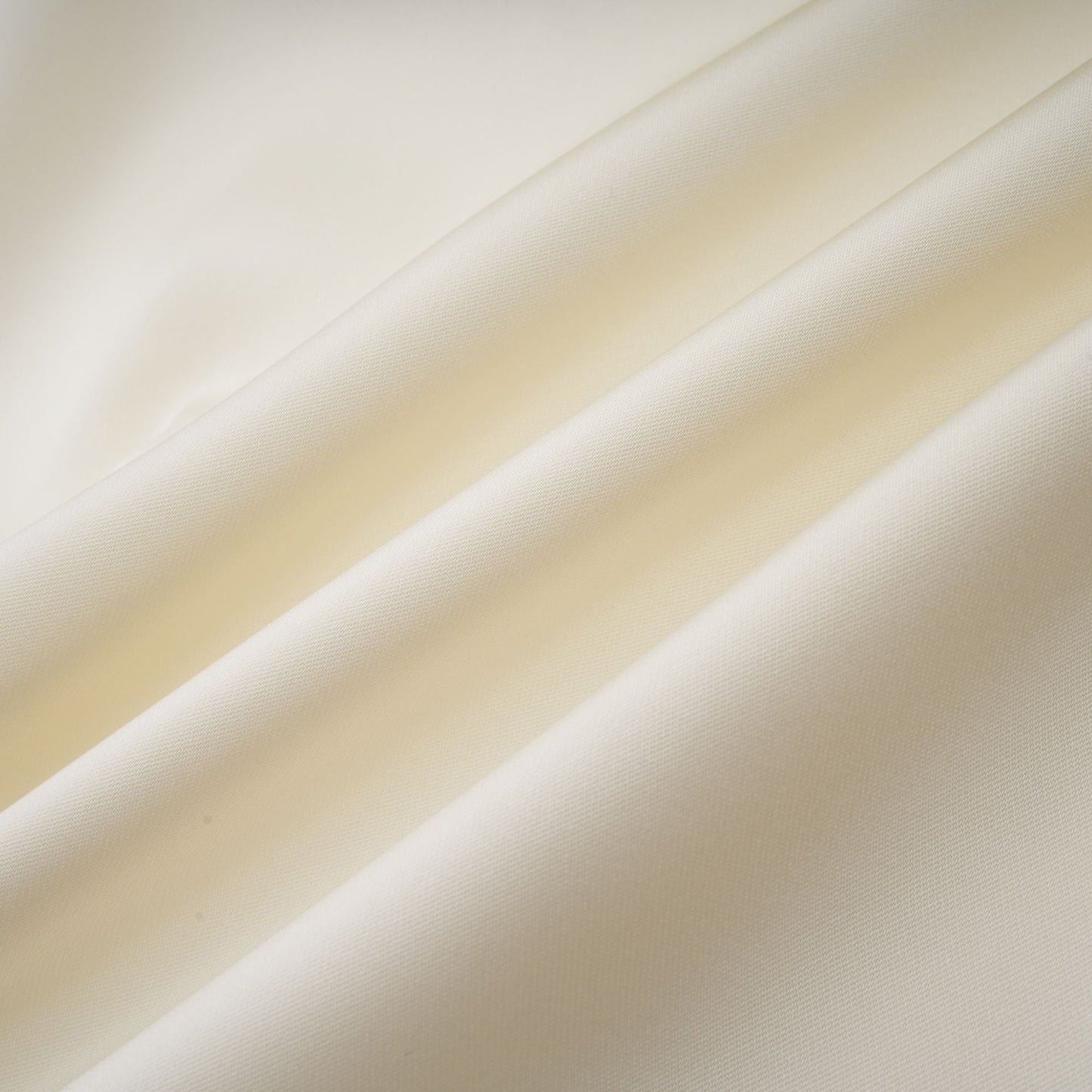 Skyla | schickes Satin-Kleid mit verspielten Rüschen