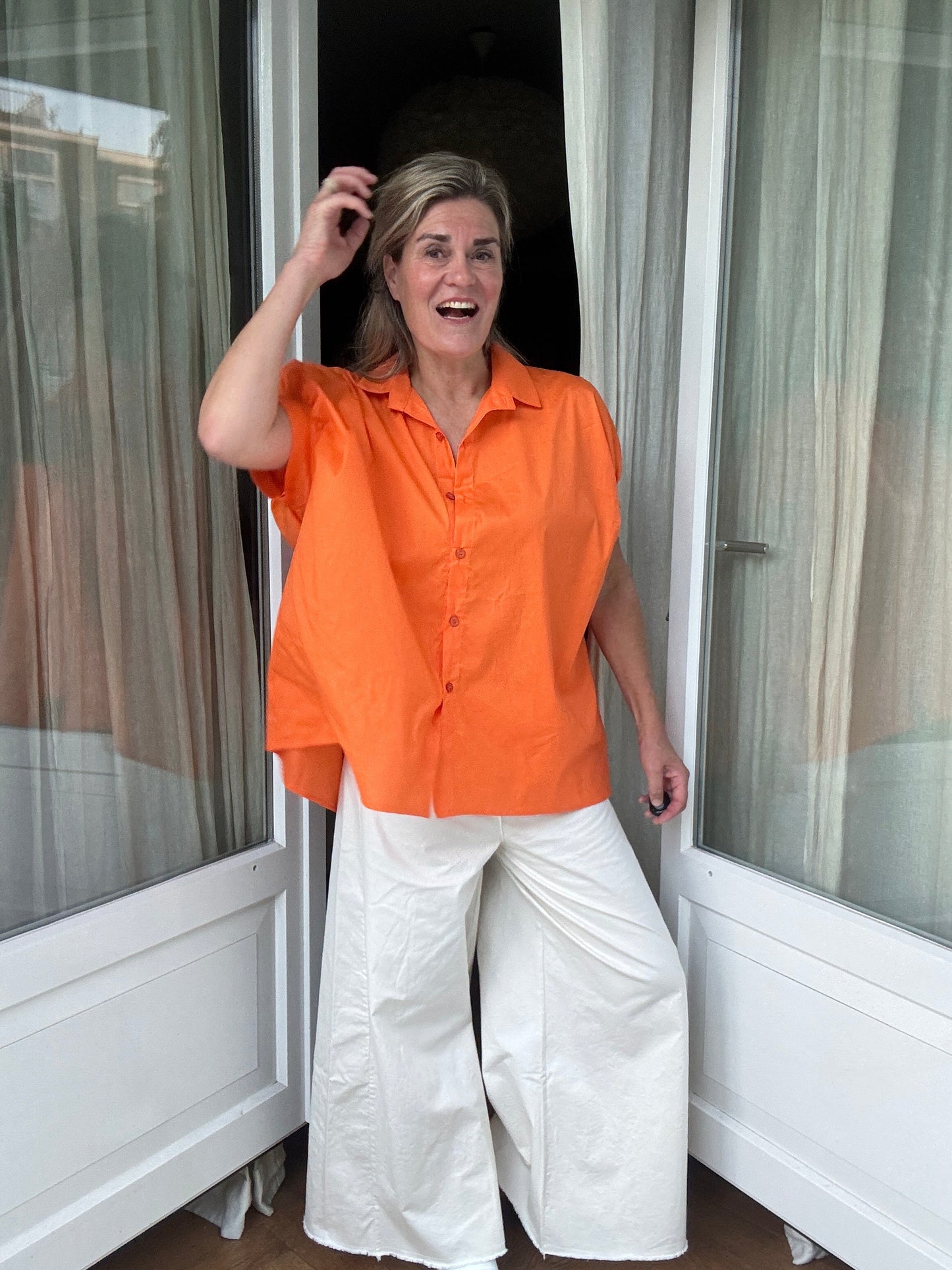 Claire | Locker geschnittene Kurzarm-Bluse mit klassischem Hemdkragen