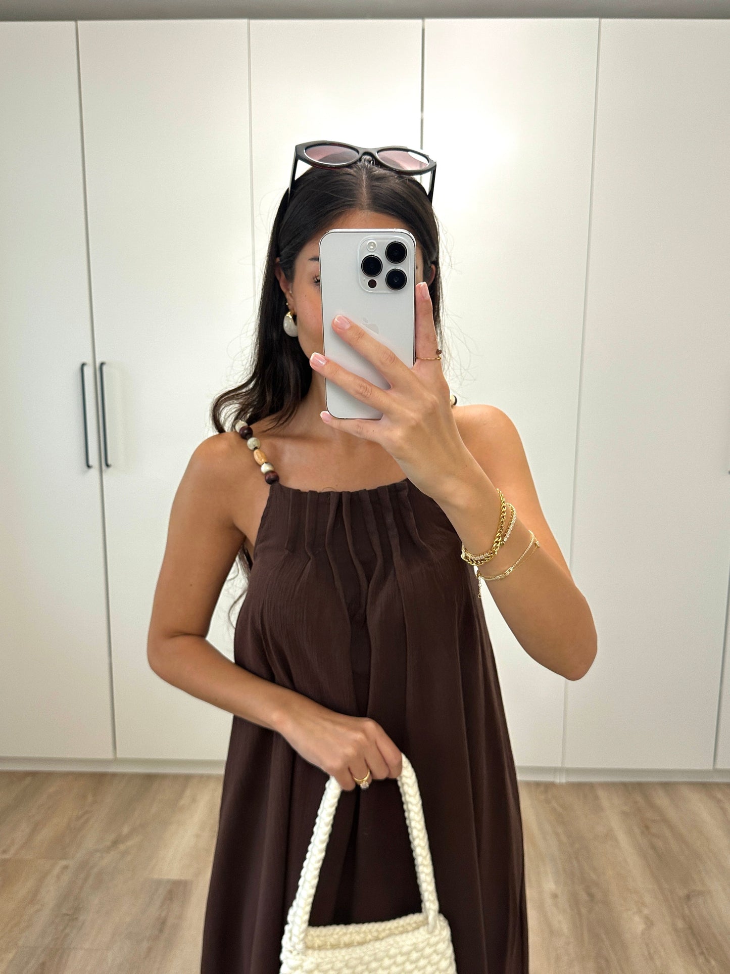 Kailany | elegantes Midikleid, verziert mit Perlen.