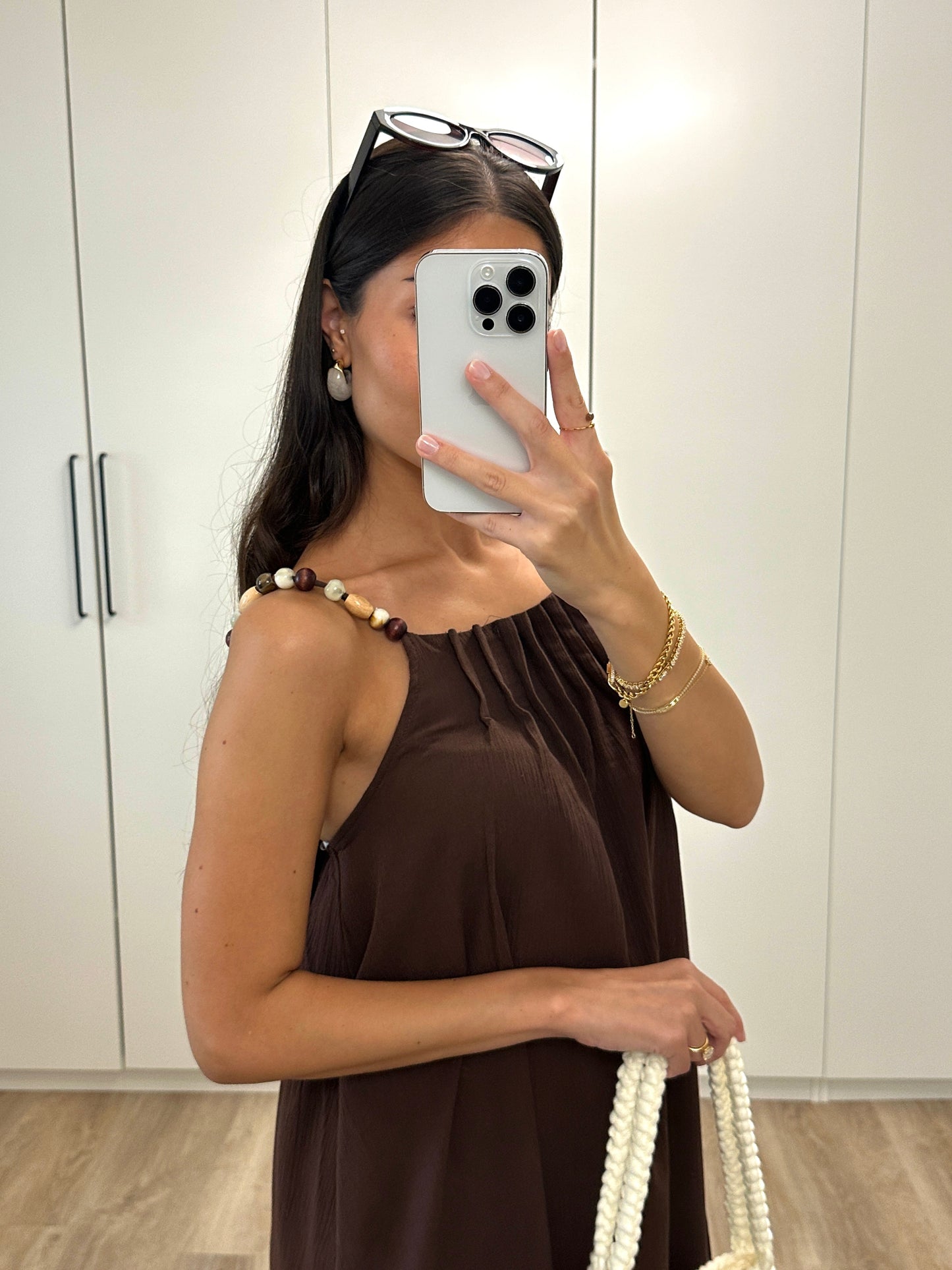 Kailany | elegantes Midikleid, verziert mit Perlen.