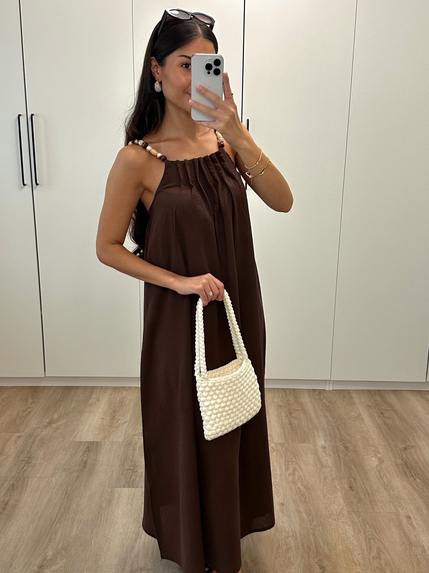 Kailany | elegantes Midikleid, verziert mit Perlen.