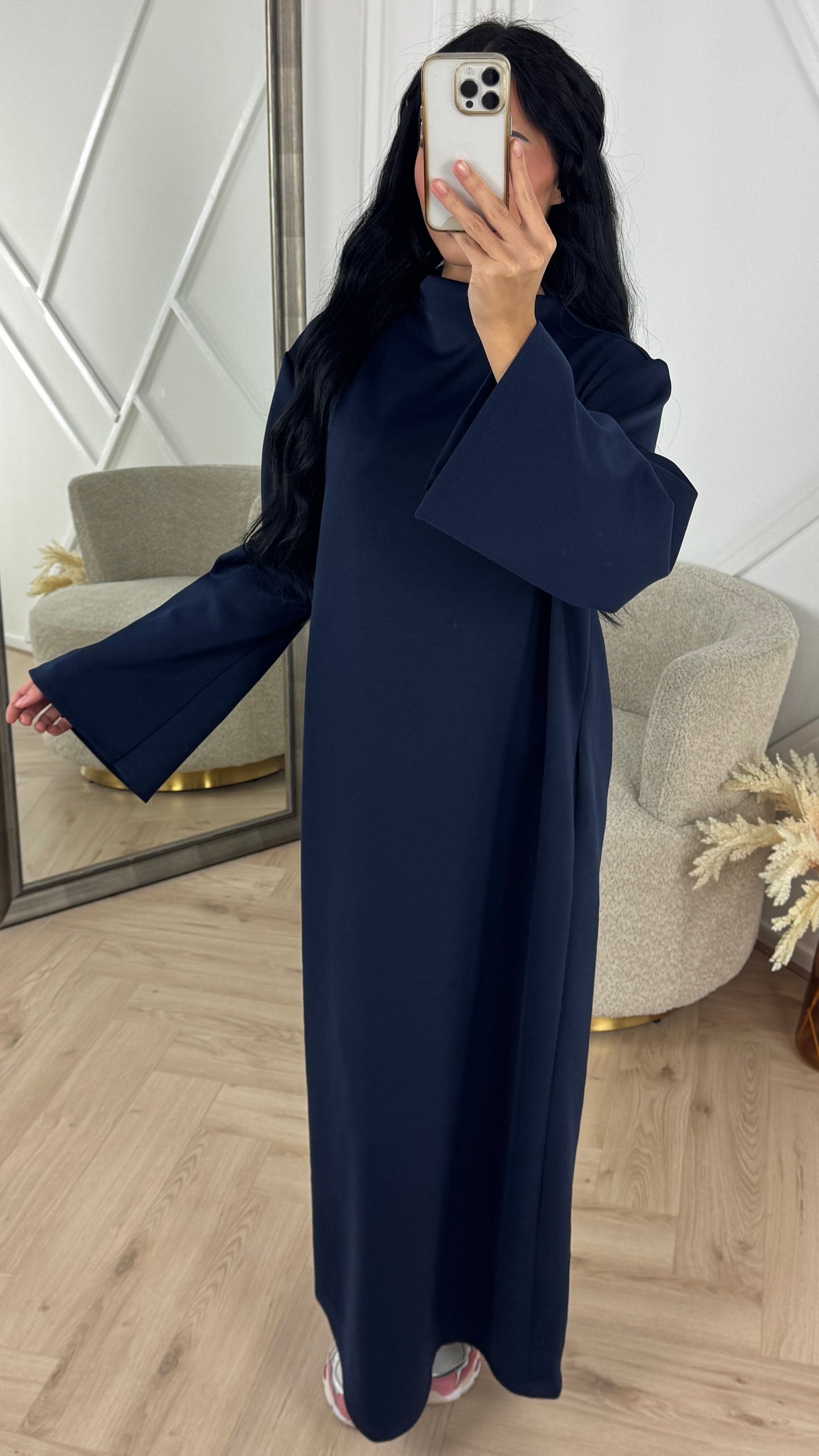 Zusila | Minimalistische Maxikleid mit weiten Ärmeln