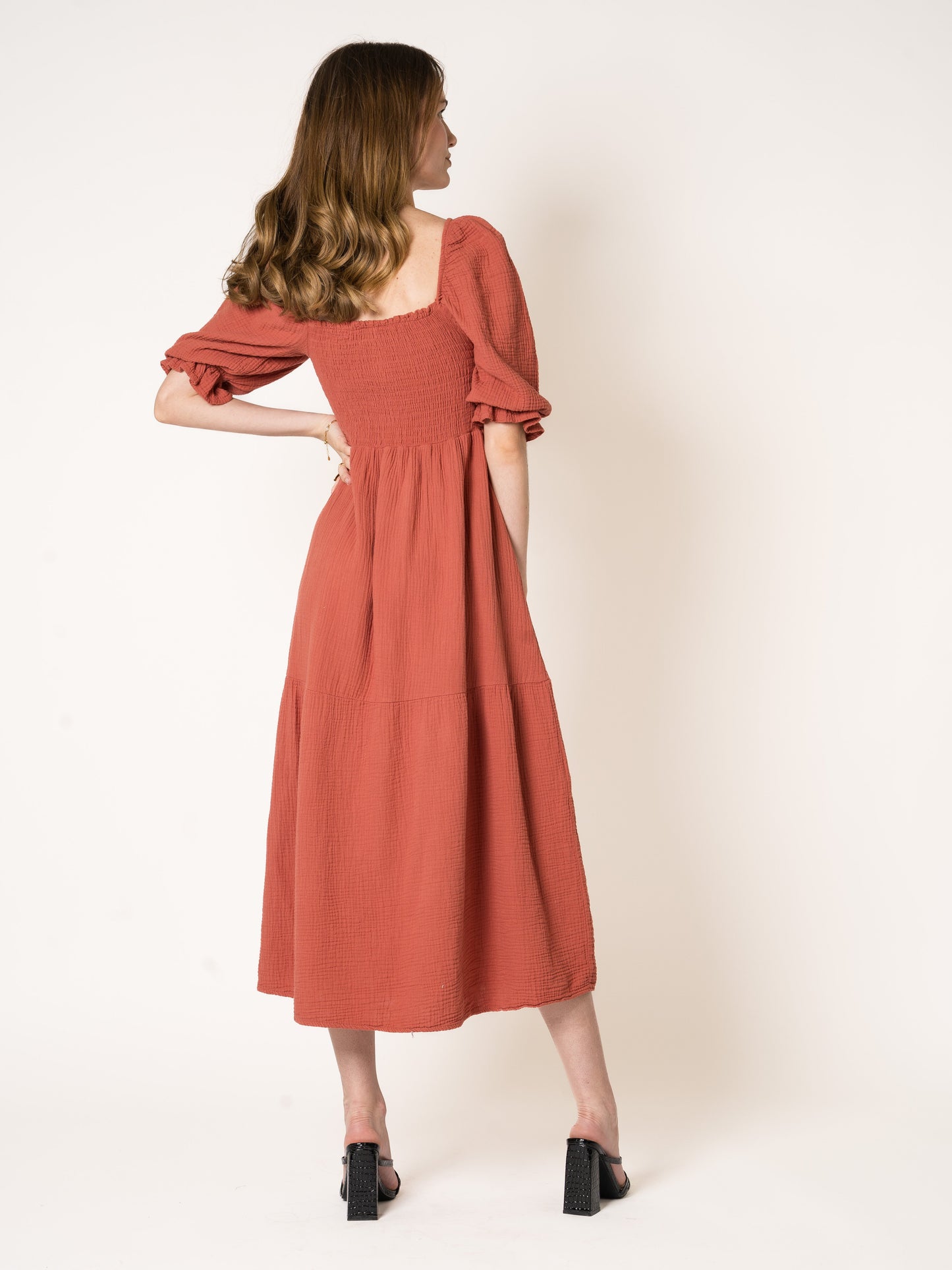 Honey | Texturiertes gestuftes Midikleid