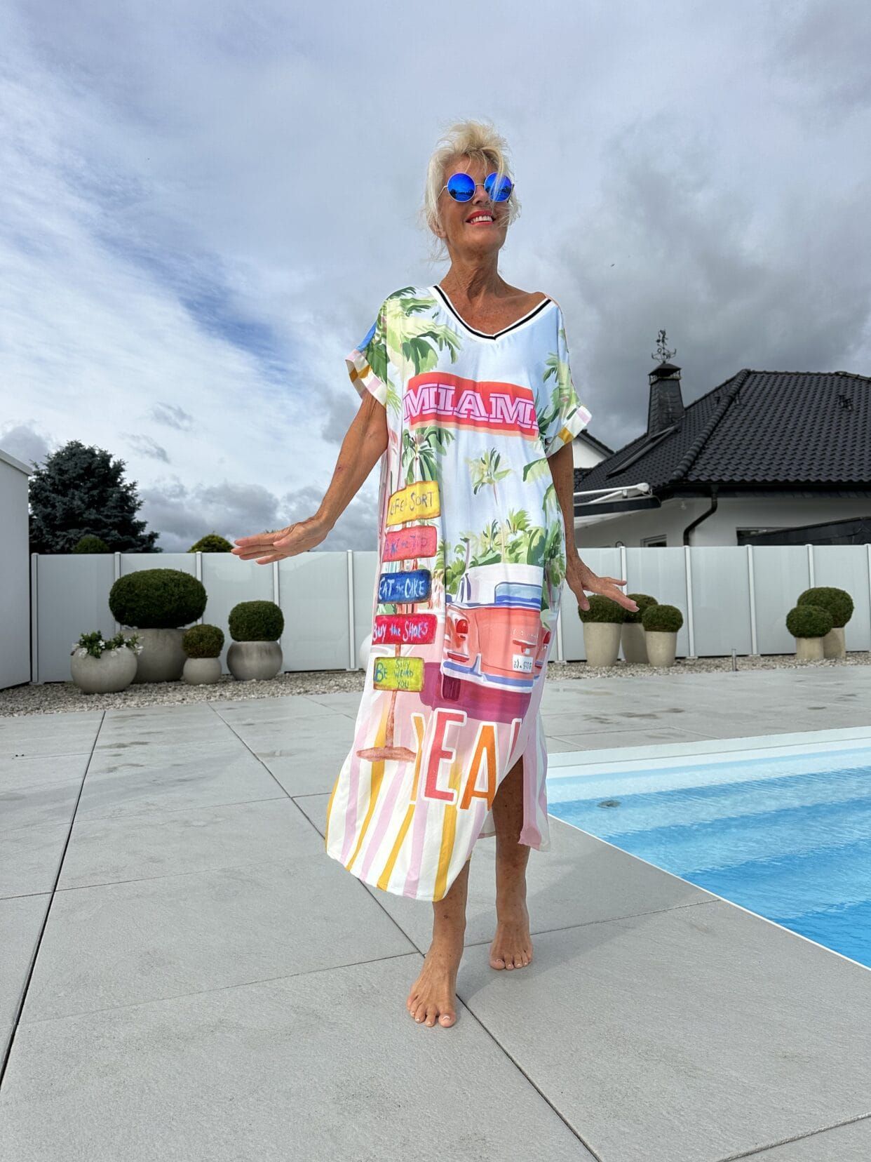 Kayla | klassisches Festtagskleid für Damen mit V-Ausschnitt und kurzen Ärmeln