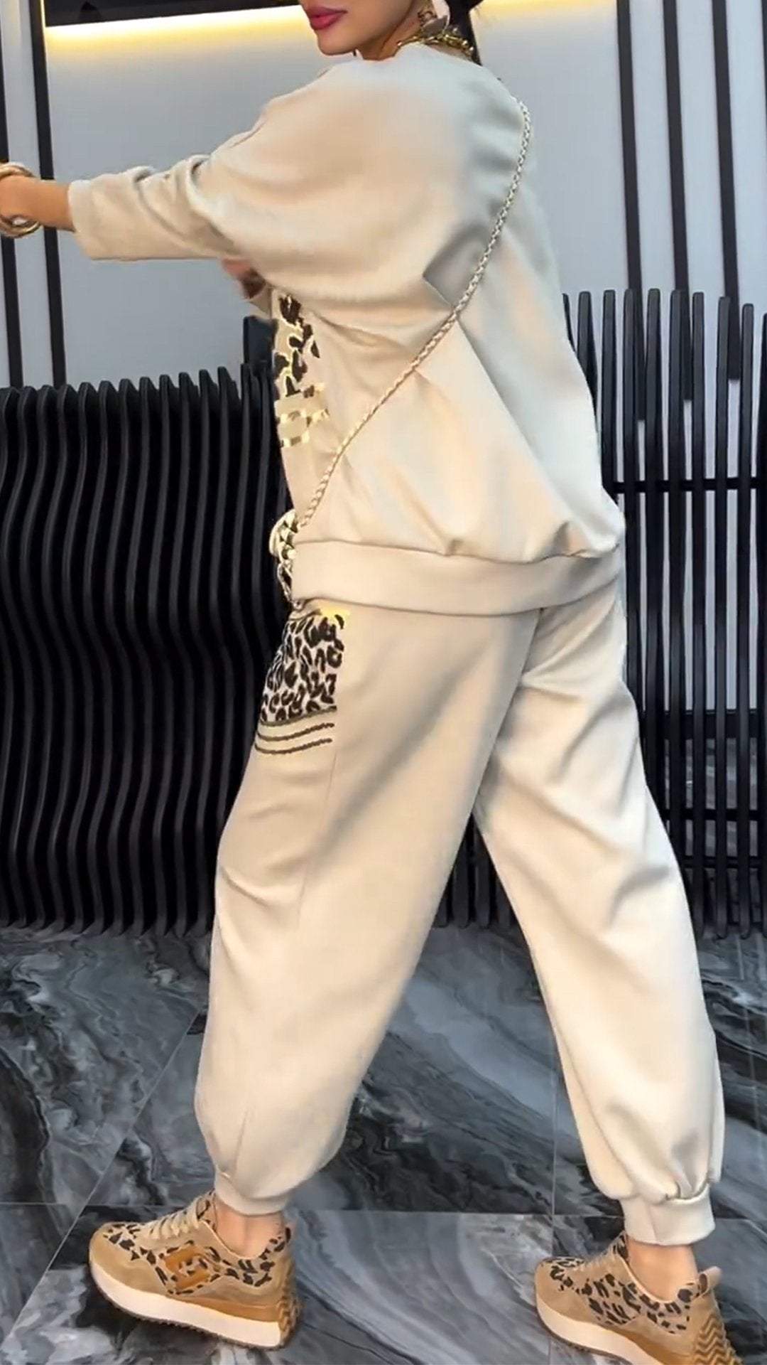 Alanna | Damenanzug, modern mit V-Ausschnitt