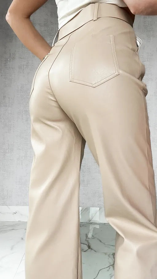 Alia | Damenhose aus Stretch-Kunstleder, mit Gürtel & stylisch