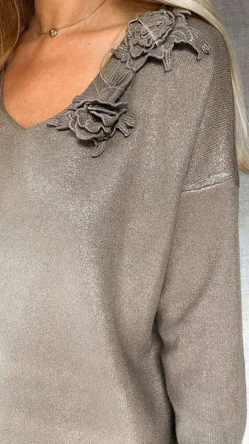 Aurelie | V-Ausschnitt-Pullover mit Goldakzent