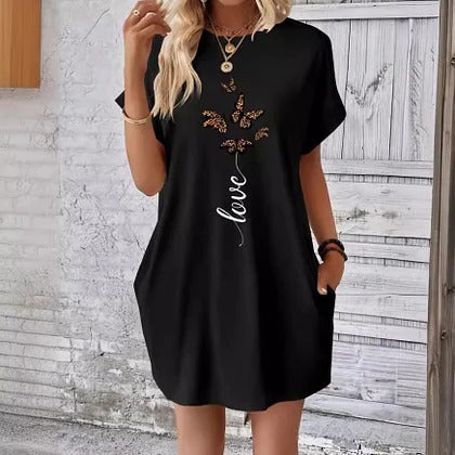 Hadlee | bequemes T-Shirt-Kleid mit auffälligem Monogramm und Fledermausflügeln