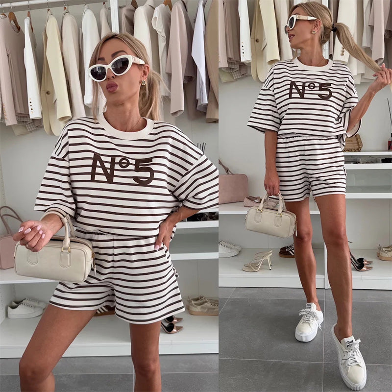 Amirah | Lässiges Set mit gestreiftem Oberteil und Shorts