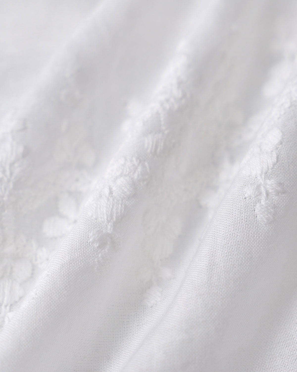 Jene | Weiße Bluse mit Struktur und Cap Sleeves