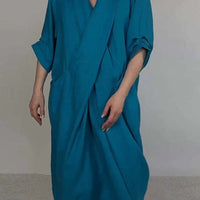 Aiya | Elegantes minimalistisches Kleid mit Tasche und V-Ausschnitt