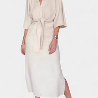 Ayla | lässiges Freizeitkleid, V-Ausschnitt und Knopfleiste.