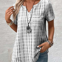 Khloe | Lässiges V-Ausschnitt-T-Shirt mit gestreiftem Karo-Muster