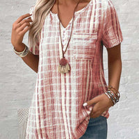 Khloe | Lässiges V-Ausschnitt-T-Shirt mit gestreiftem Karo-Muster