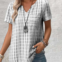 Khloe | Lässiges V-Ausschnitt-T-Shirt mit gestreiftem Karo-Muster