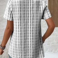 Khloe | Lässiges V-Ausschnitt-T-Shirt mit gestreiftem Karo-Muster