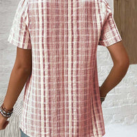 Khloe | Lässiges V-Ausschnitt-T-Shirt mit gestreiftem Karo-Muster