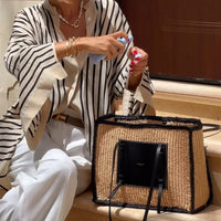 Soraya | trendiges Damenhemd, Streifen im Kontrastdesign.