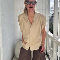 Claire | Locker geschnittene Kurzarm-Bluse mit klassischem Hemdkragen