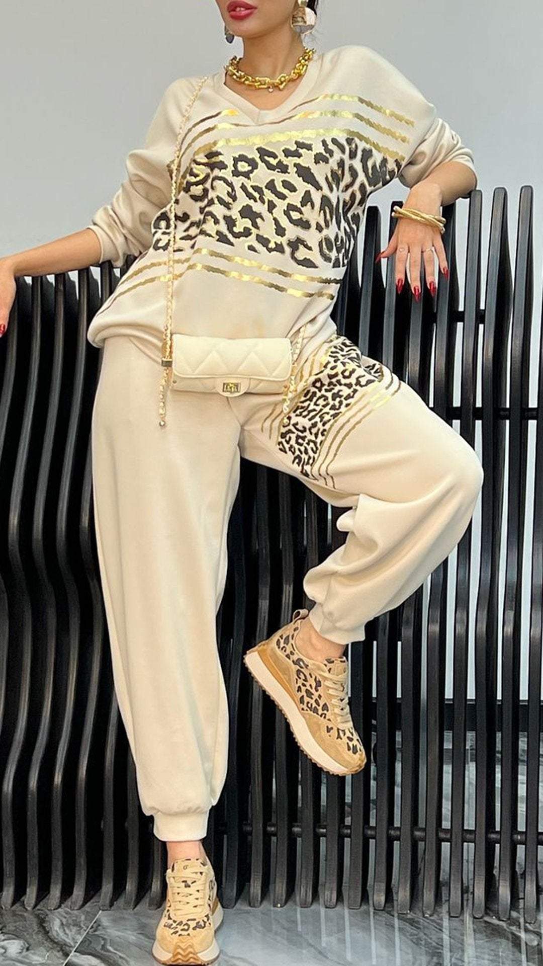 Alanna | Damenanzug, modern mit V-Ausschnitt