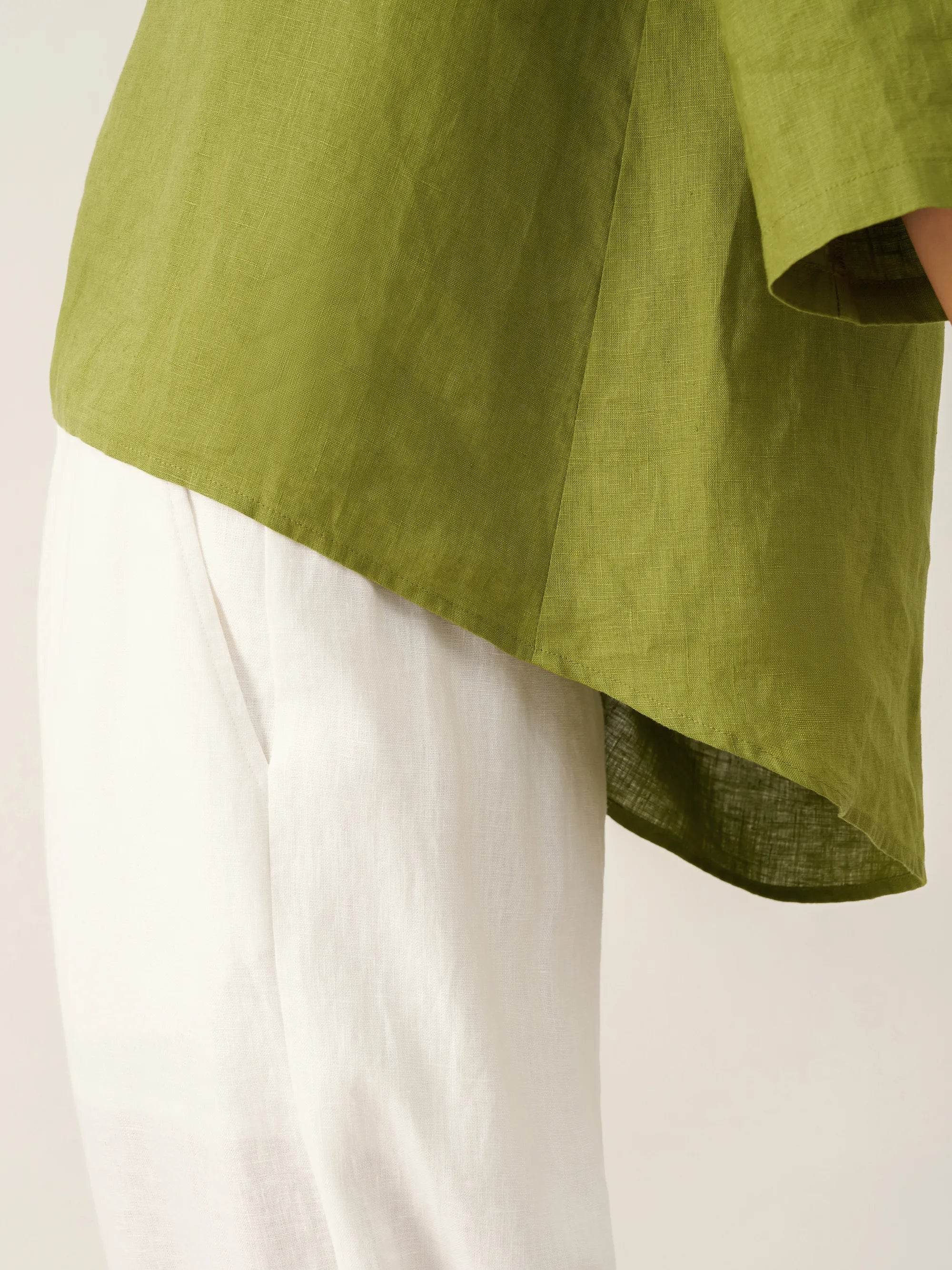 Evelyn | bequemes Leinen-Top mit asymmetrischem Saum und Rundhals